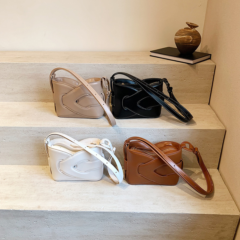 Advanced style fashionable 2025S designer new large capacity commuting shoulder geometric design women bag niche trend diagonal cross bag