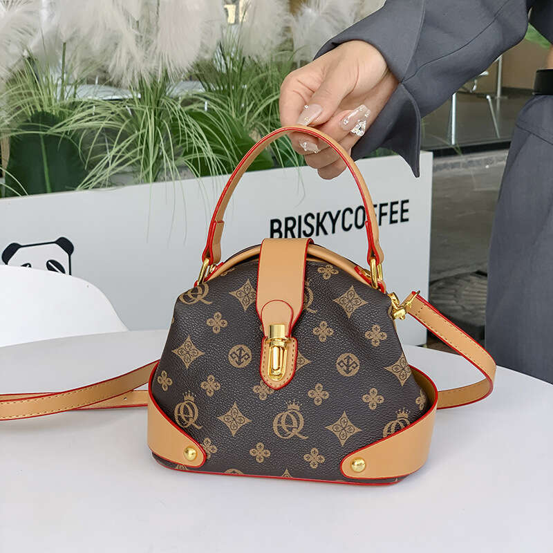Ladies' handbag 2024 new trend niche design, hand-held shell bag, personalized single shoulder crossbody bag