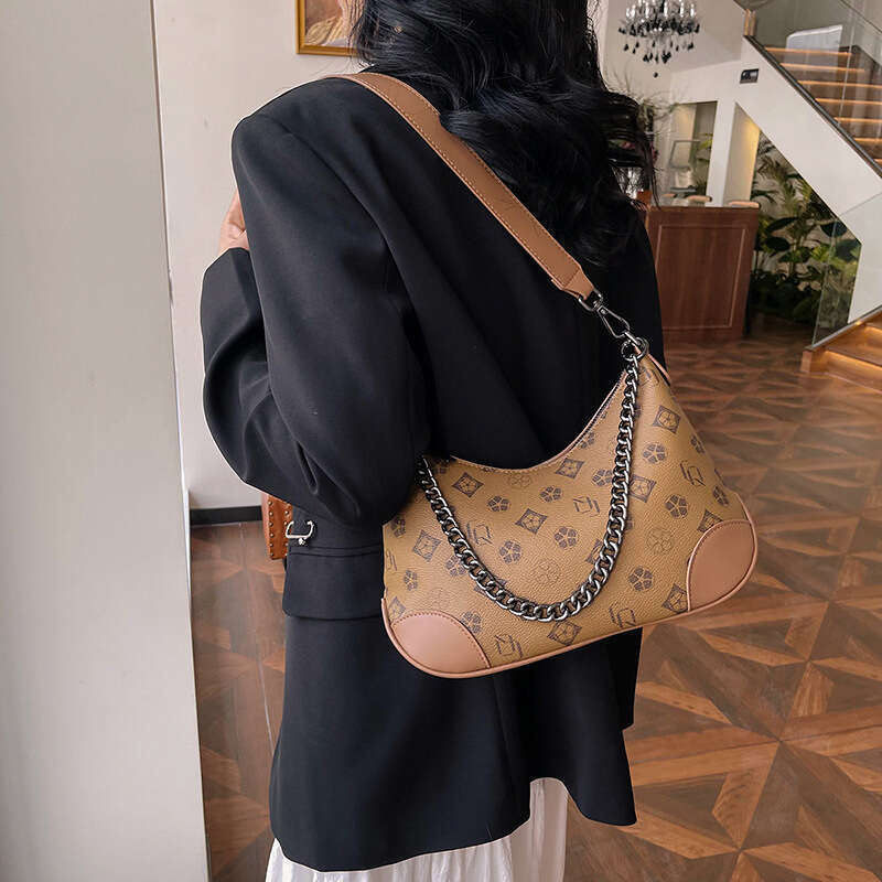 Fashionable new underarm women's style shoulder bag, stylish letter printed crossbody bag