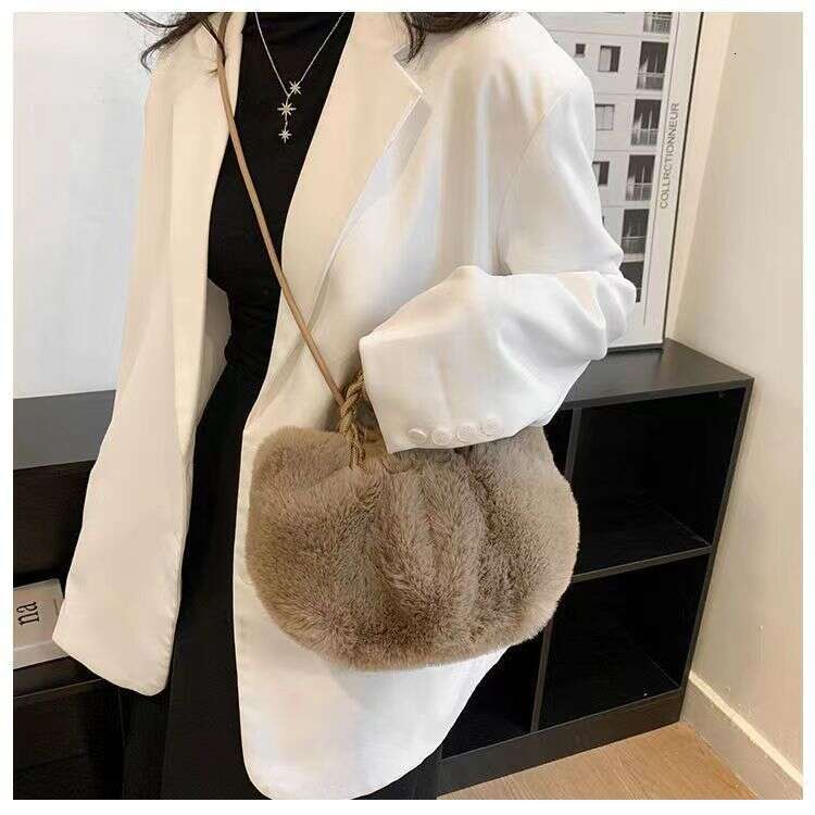 Light luxury plush women's autumn winter versatile handbag, new pleated cloud bag, high-end and cute pumpkin bag