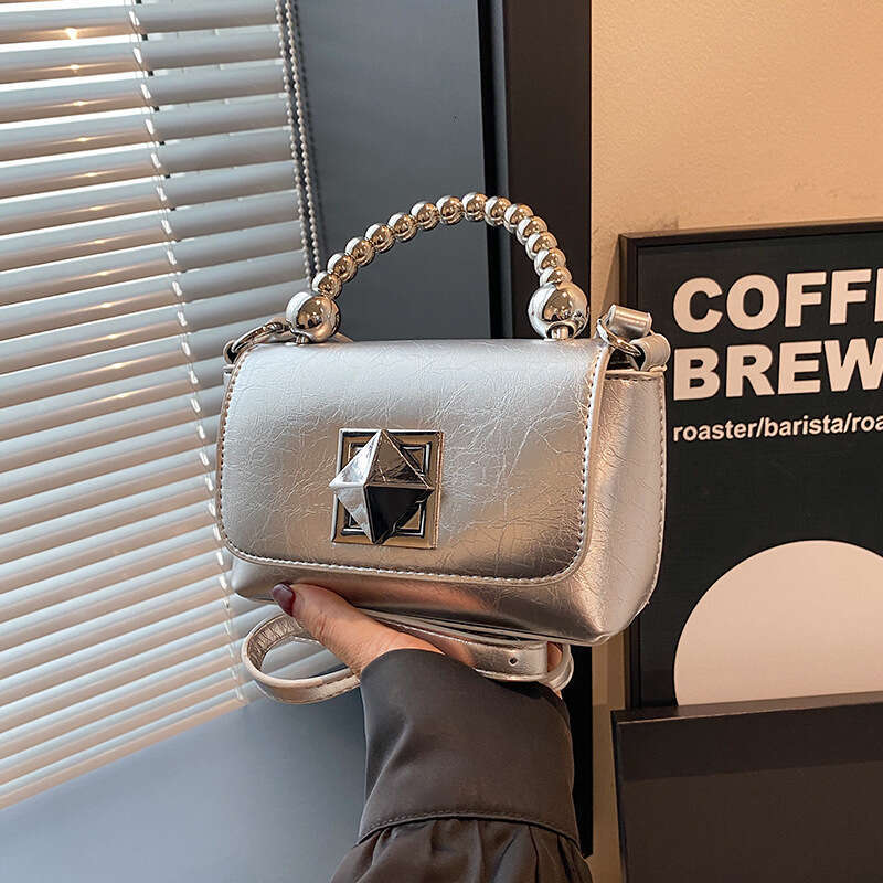 2024 New Handheld Small Square Fashion Design Chain Women's Temperament Versatile Single Shoulder Crossbody Bag