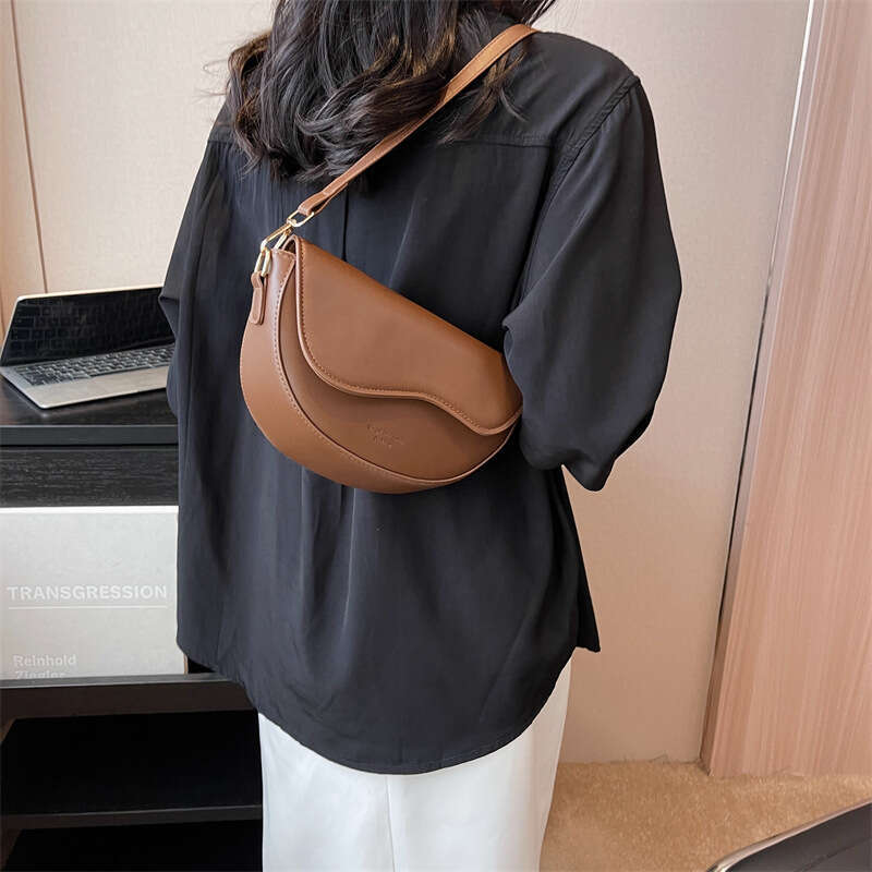 Women's 2024 new texture trend popular versatile crossbody fashionable small square shoulder saddle bag
