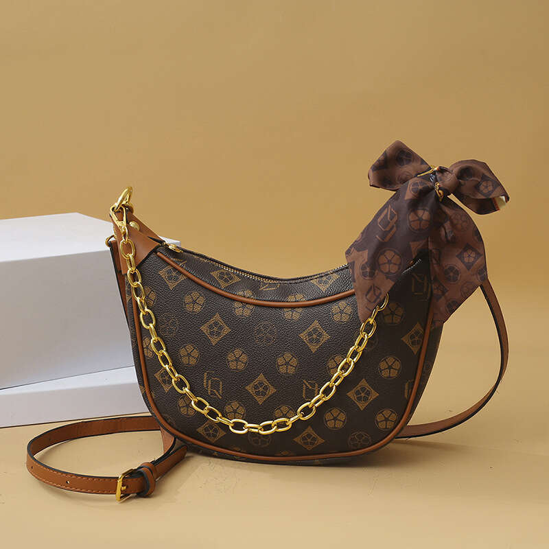 High end, light luxury letter printed women's versatile, casual, underarm pea bag, fashionable chain shoulder crossbody bag
