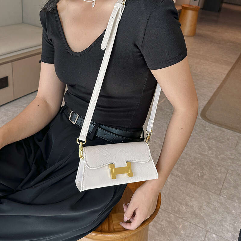 French style niche light luxury armpit for women 2024 new fashion trend handbag, summer versatile baguette bag