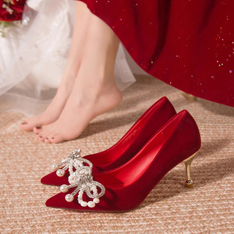 Wedding shoes bride shoes women pearl thick heel shallow mouth pointed Xiuhe main wedding dress not tired foot single shoes 241209