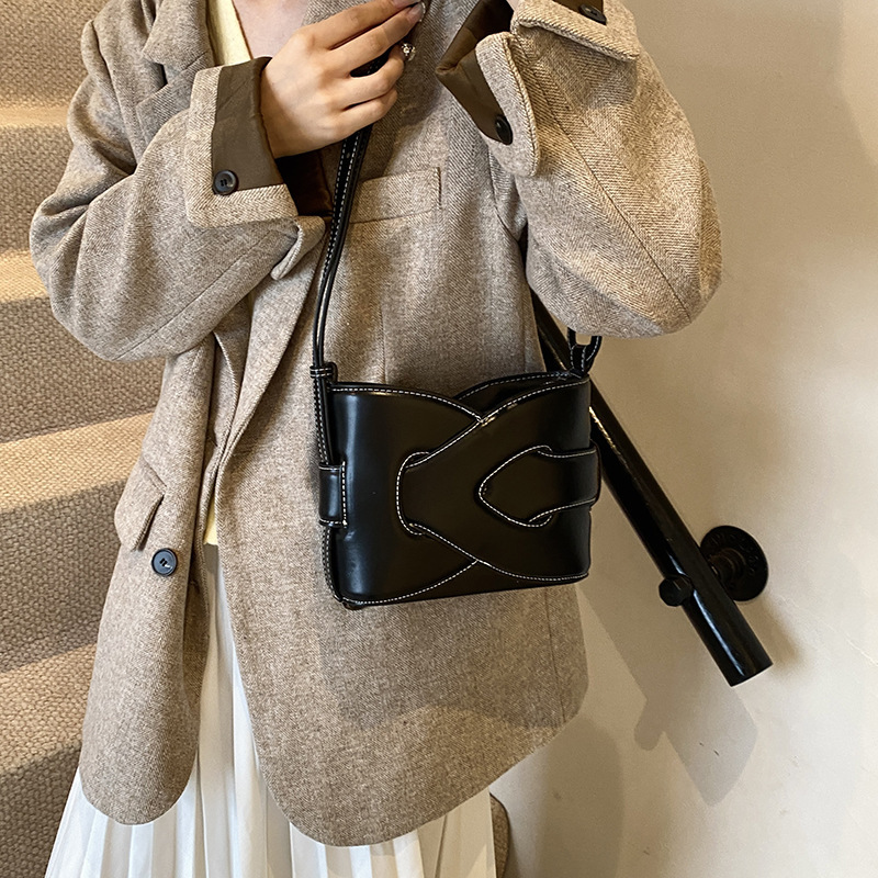Advanced style fashionable 2025S designer new large capacity commuting shoulder geometric design women bag niche trend diagonal cross bag