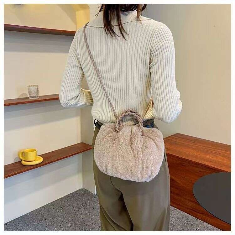 Light luxury plush women's autumn winter versatile handbag, new pleated cloud bag, high-end and cute pumpkin bag