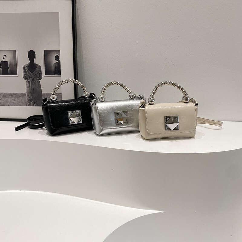 2024 New Handheld Small Square Fashion Design Chain Women's Temperament Versatile Single Shoulder Crossbody Bag