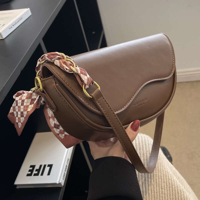 Small for women 2024 new model, popular this year, high-end texture, fashionable crossbody bag, internet famous saddle bag
