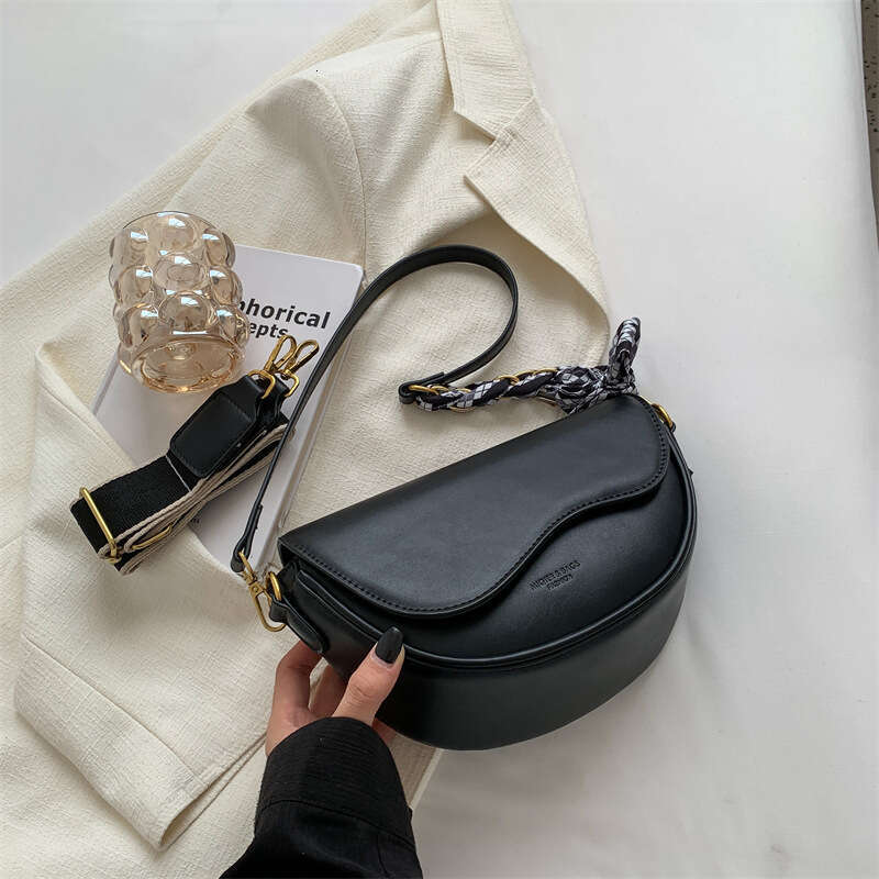 Small for women 2024 new model, popular this year, high-end texture, fashionable crossbody bag, internet famous saddle bag