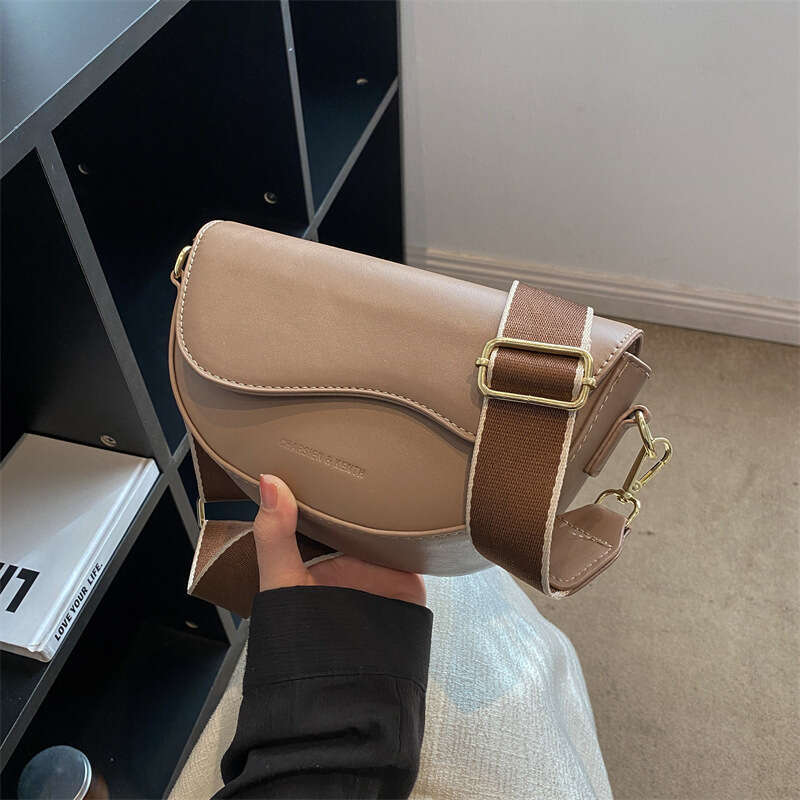 Autumn and winter high-end handbag for women 2024 new popular single shoulder underarm bag, niche broadband crossbody saddle bag