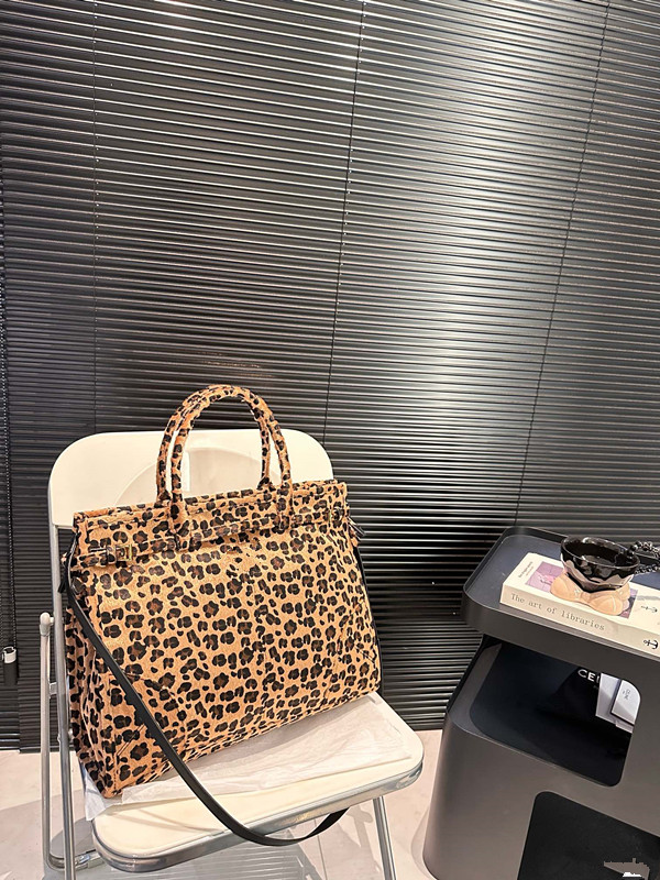 Leopard print new top of the line bag, retro yet high-end, can be carried by hand or slung diagonally, lightweight, and has a large capacity.