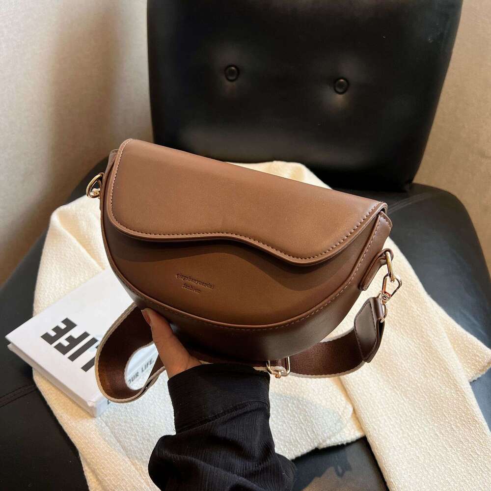 Women's 2024 new texture trend popular versatile crossbody fashionable small square shoulder saddle bag