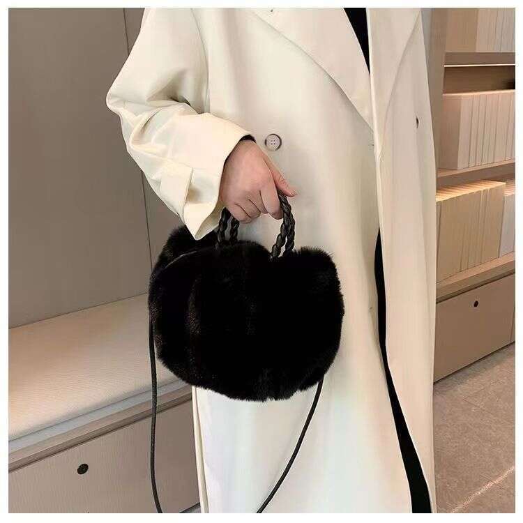 Light luxury plush women's autumn winter versatile handbag, new pleated cloud bag, high-end and cute pumpkin bag