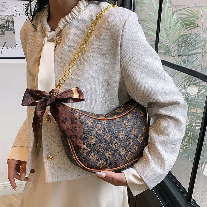 High end, light luxury letter printed women's versatile, casual, underarm pea bag, fashionable chain shoulder crossbody bag