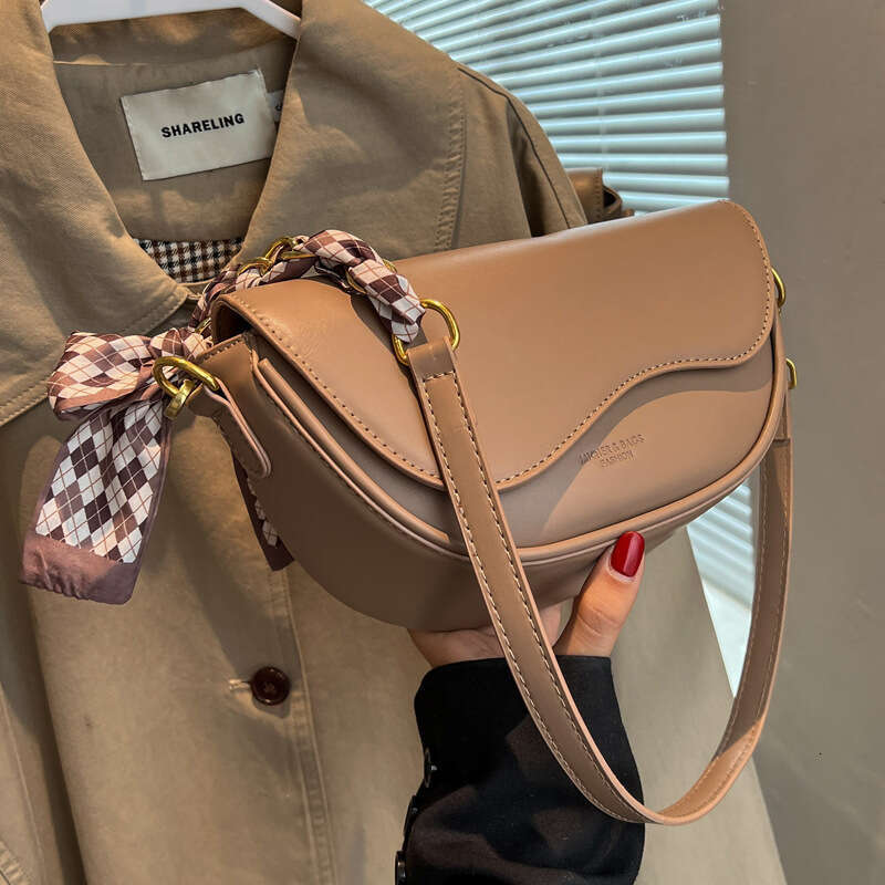Small for women 2024 new model, popular this year, high-end texture, fashionable crossbody bag, internet famous saddle bag