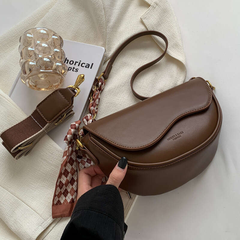 Small for women 2024 new model, popular this year, high-end texture, fashionable crossbody bag, internet famous saddle bag
