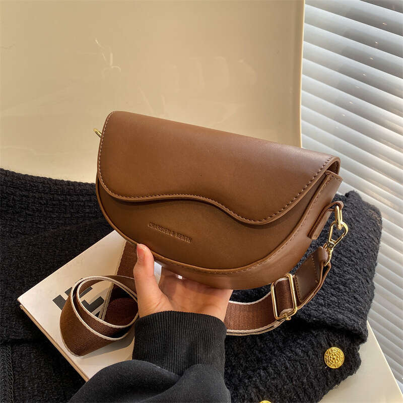 Autumn and winter high-end handbag for women 2024 new popular single shoulder underarm bag, niche broadband crossbody saddle bag