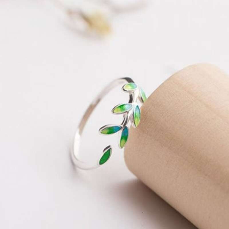 Hot selling personalized, fashionable, fresh and simple green leaf with oil dripping opening adjustable creative gift ring