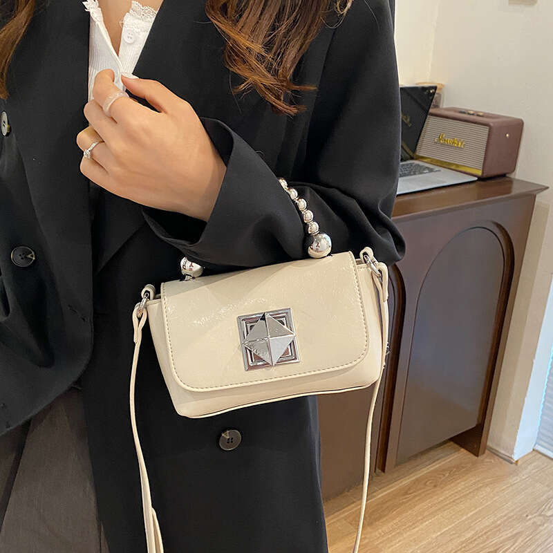 2024 New Handheld Small Square Fashion Design Chain Women's Temperament Versatile Single Shoulder Crossbody Bag