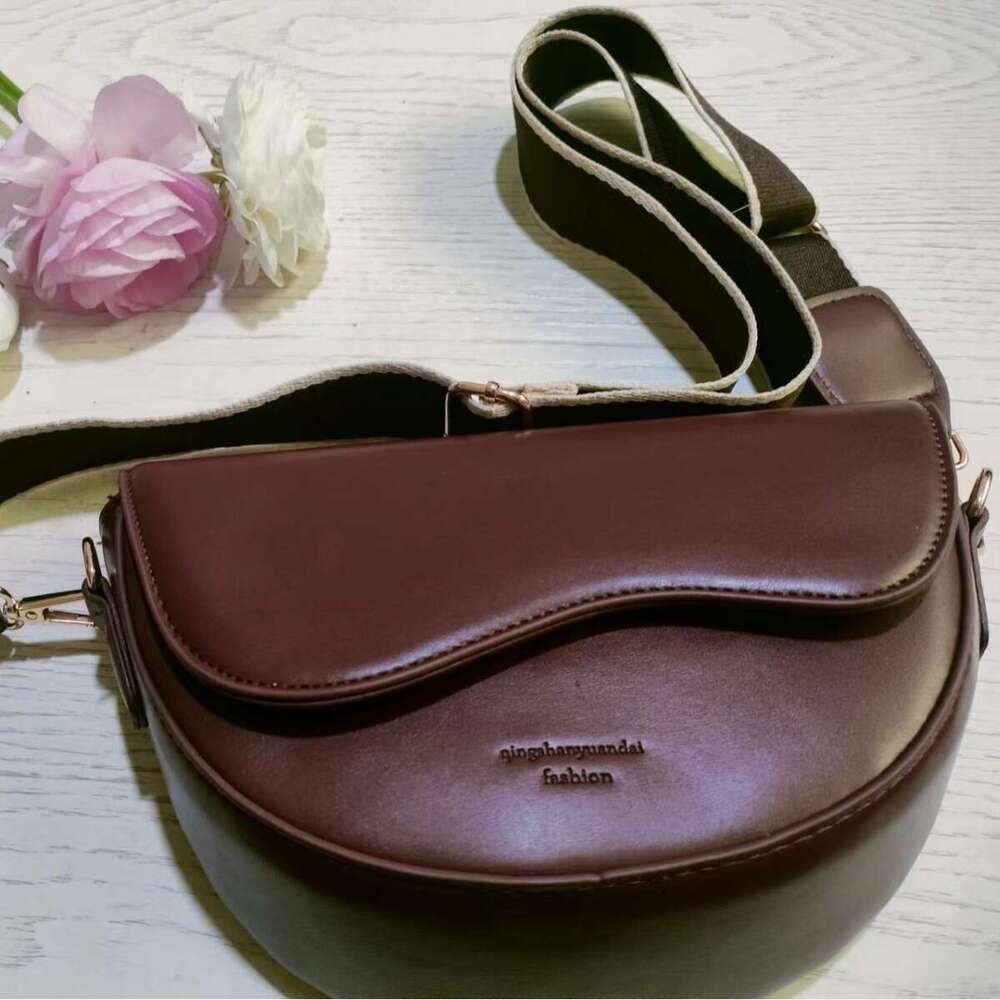 Women's 2024 new texture trend popular versatile crossbody fashionable small square shoulder saddle bag