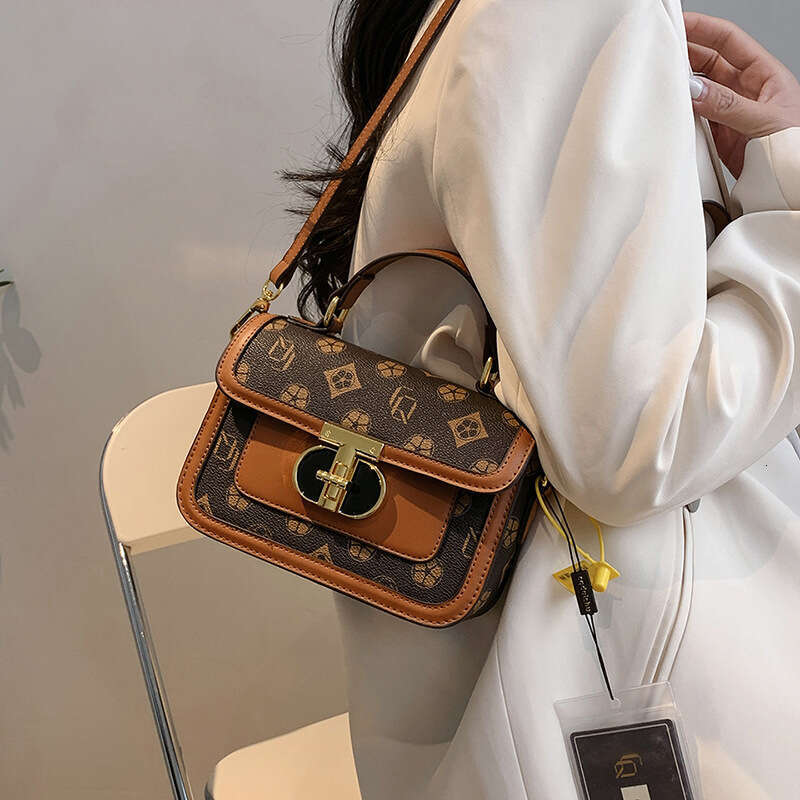 Temperament small square women's trendy high-end single shoulder bag, niche design sense, lock buckle crossbody bag