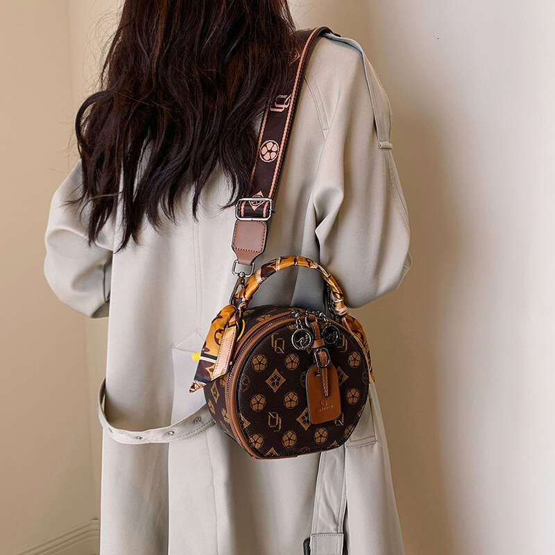 Round 2024 new high-end single shoulder French niche small crossbody biscuit bag for women