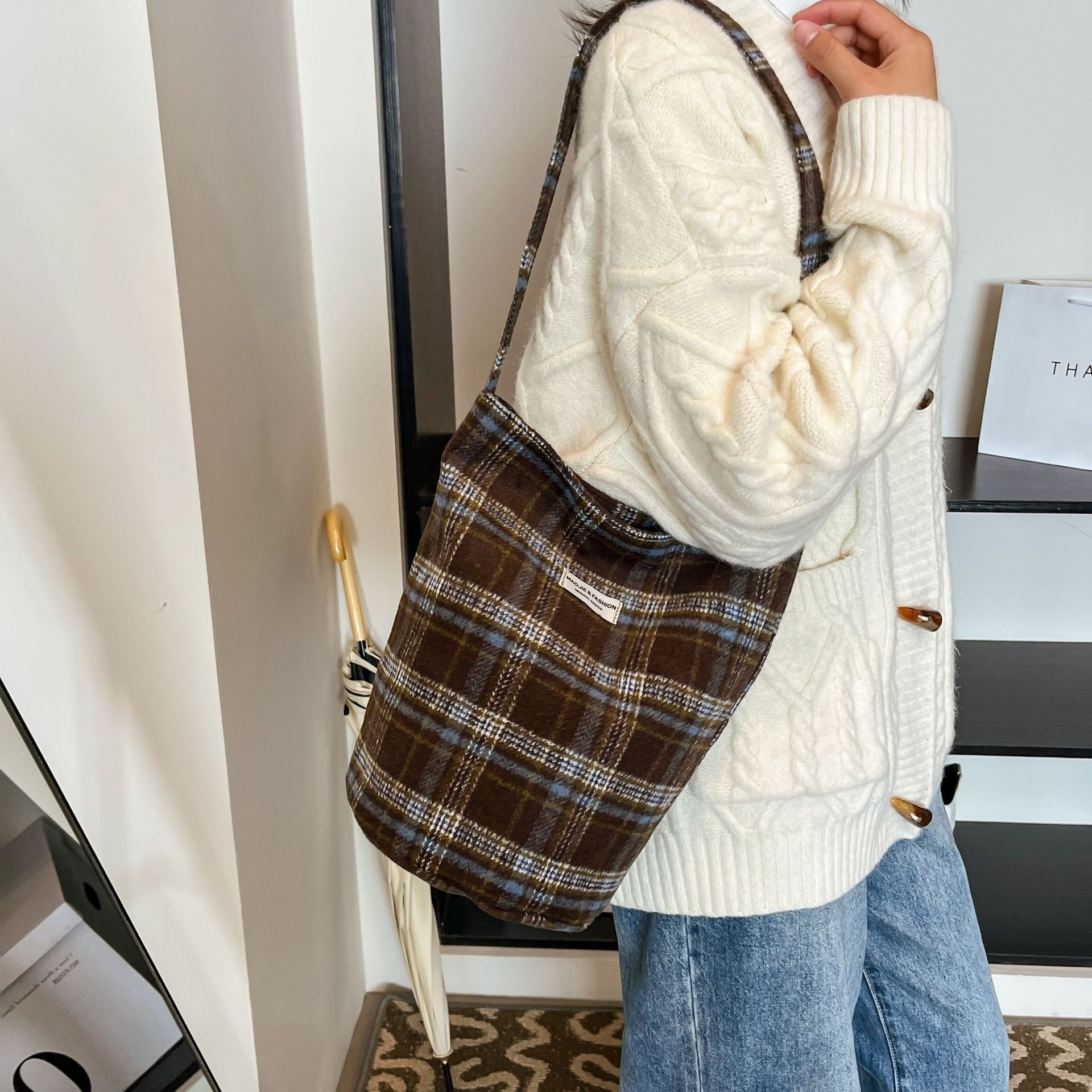 Woolen plaid for women 2025 new fashionable and stylish large capacity crossbody bag casual single shoulder commuting bucket bag