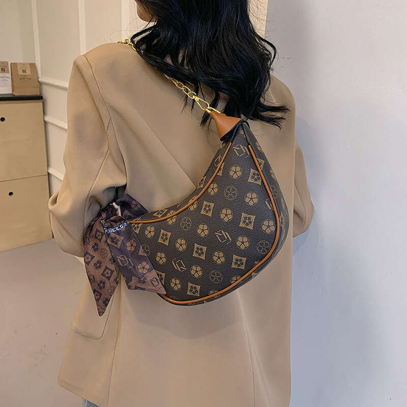High end, light luxury letter printed women's versatile, casual, underarm pea bag, fashionable chain shoulder crossbody bag