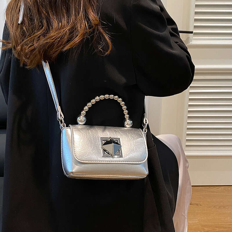 2024 New Handheld Small Square Fashion Design Chain Women's Temperament Versatile Single Shoulder Crossbody Bag
