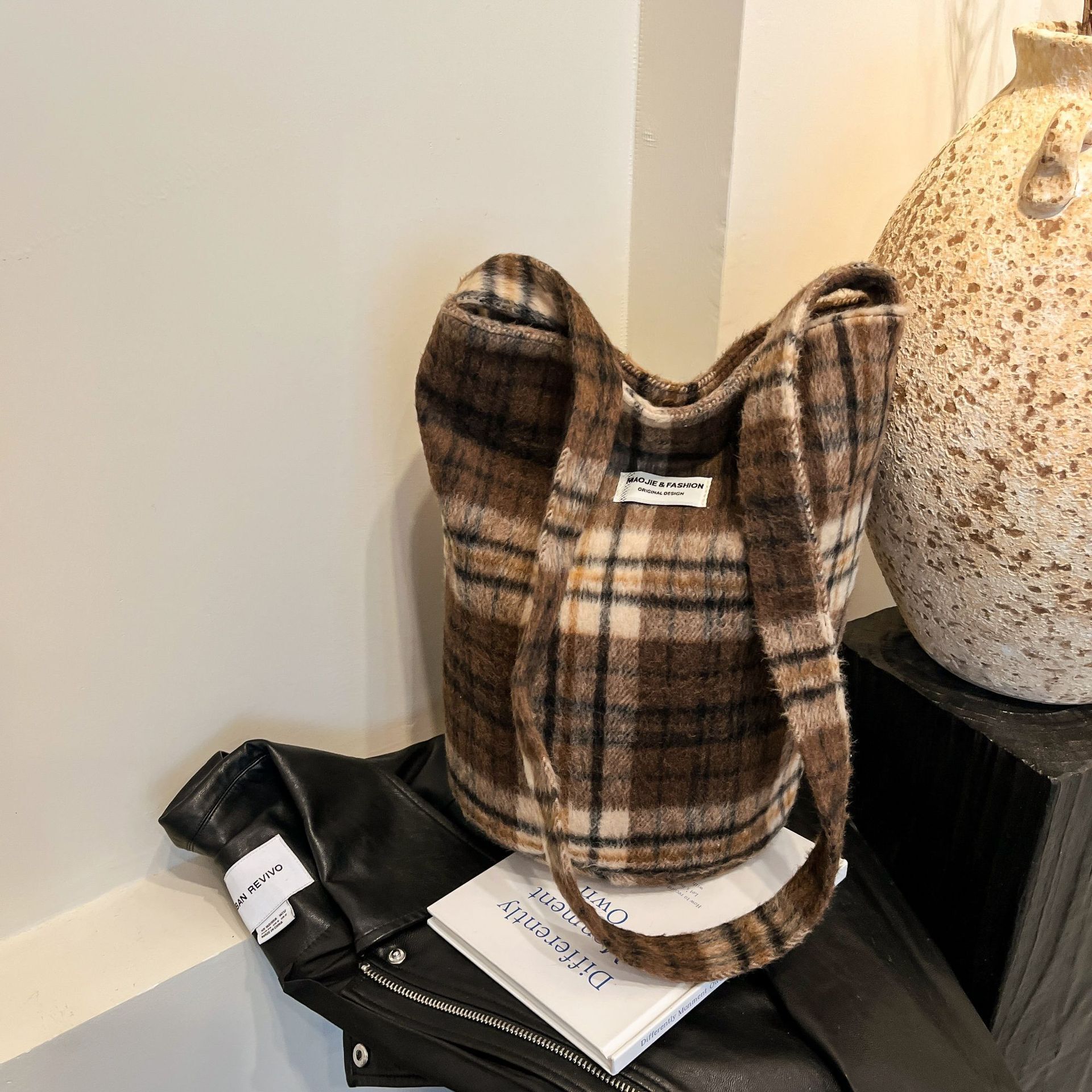 Woolen plaid for women 2025 new fashionable and stylish large capacity crossbody bag casual single shoulder commuting bucket bag