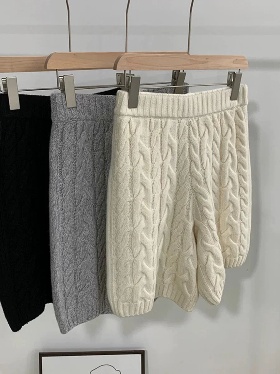 Ladies fashion style is soft and comfortable plain twill knitted knitted pants suitable for spring and winter cashmere shorts 241206