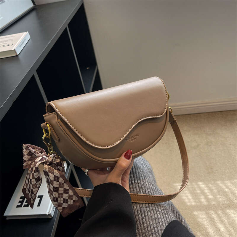 Small for women 2024 new model, popular this year, high-end texture, fashionable crossbody bag, internet famous saddle bag