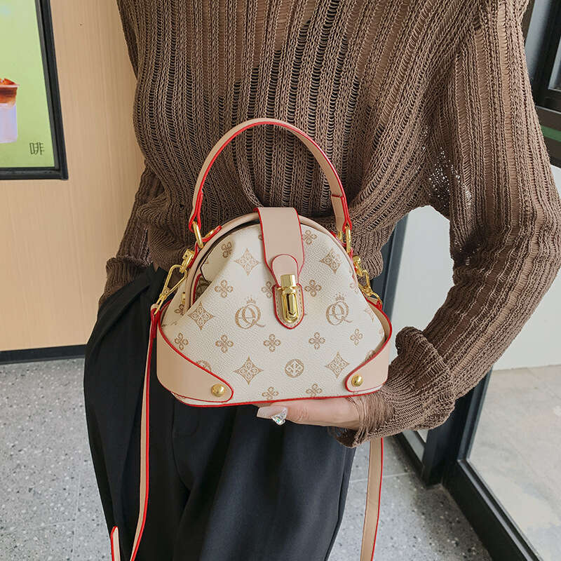 Ladies' handbag 2024 new trend niche design, hand-held shell bag, personalized single shoulder crossbody bag