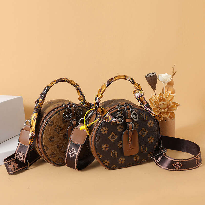 Round 2024 new high-end single shoulder French niche small crossbody biscuit bag for women