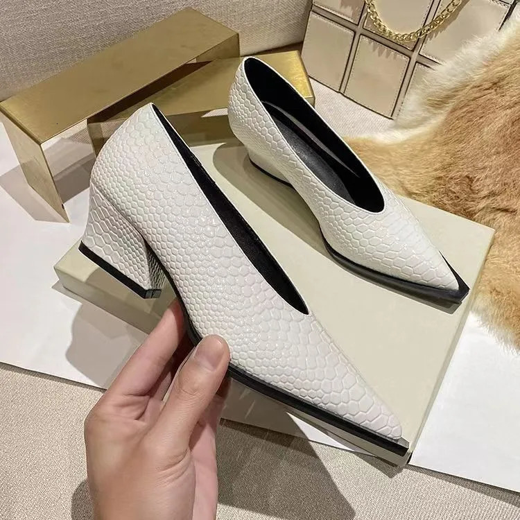 autumn and winter slope heel pointed toe V-mouth womens single shoe black 4cm womens mid boots retro grandma shoes241209