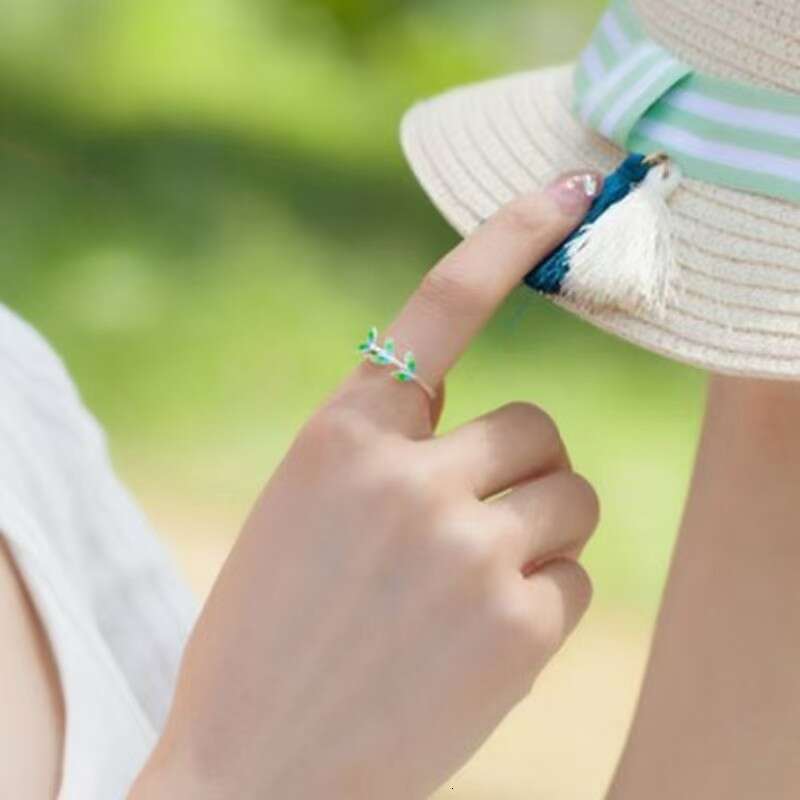 Hot selling personalized, fashionable, fresh and simple green leaf with oil dripping opening adjustable creative gift ring