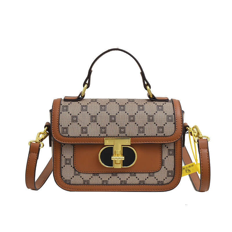 Temperament small square women's trendy high-end single shoulder bag, niche design sense, lock buckle crossbody bag