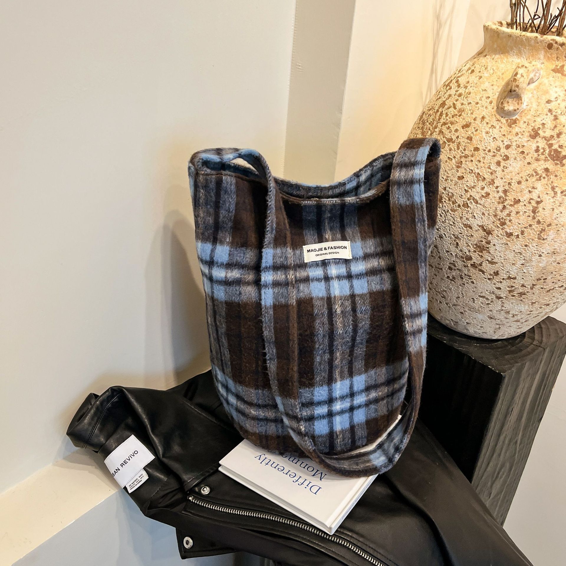 Woolen plaid for women 2025 new fashionable and stylish large capacity crossbody bag casual single shoulder commuting bucket bag