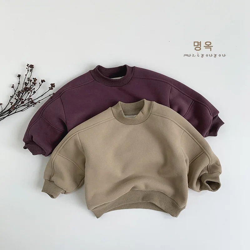 Simple retro Versatile velvet sweatshirt suitable for baby boys winter thick wool toddler boys Korean pure soft childrens boys top 241210