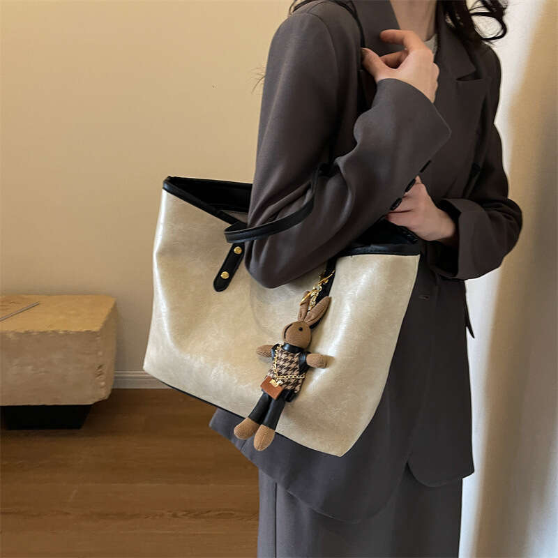 Simple casual large capacity women 2024 new versatile and high-end single shoulder for work commuting tote bag