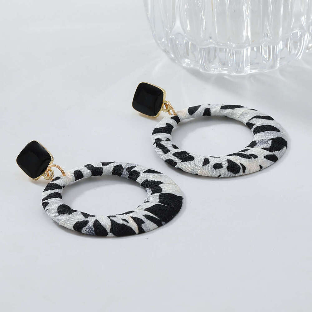 Geometric circles, coffee colored leopard print earrings, personalized and trendy ear loops, Maillard high-end earrings