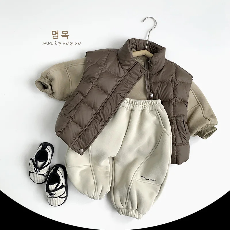 Simple retro Versatile velvet sweatshirt suitable for baby boys winter thick wool toddler boys Korean pure soft childrens boys top 241210