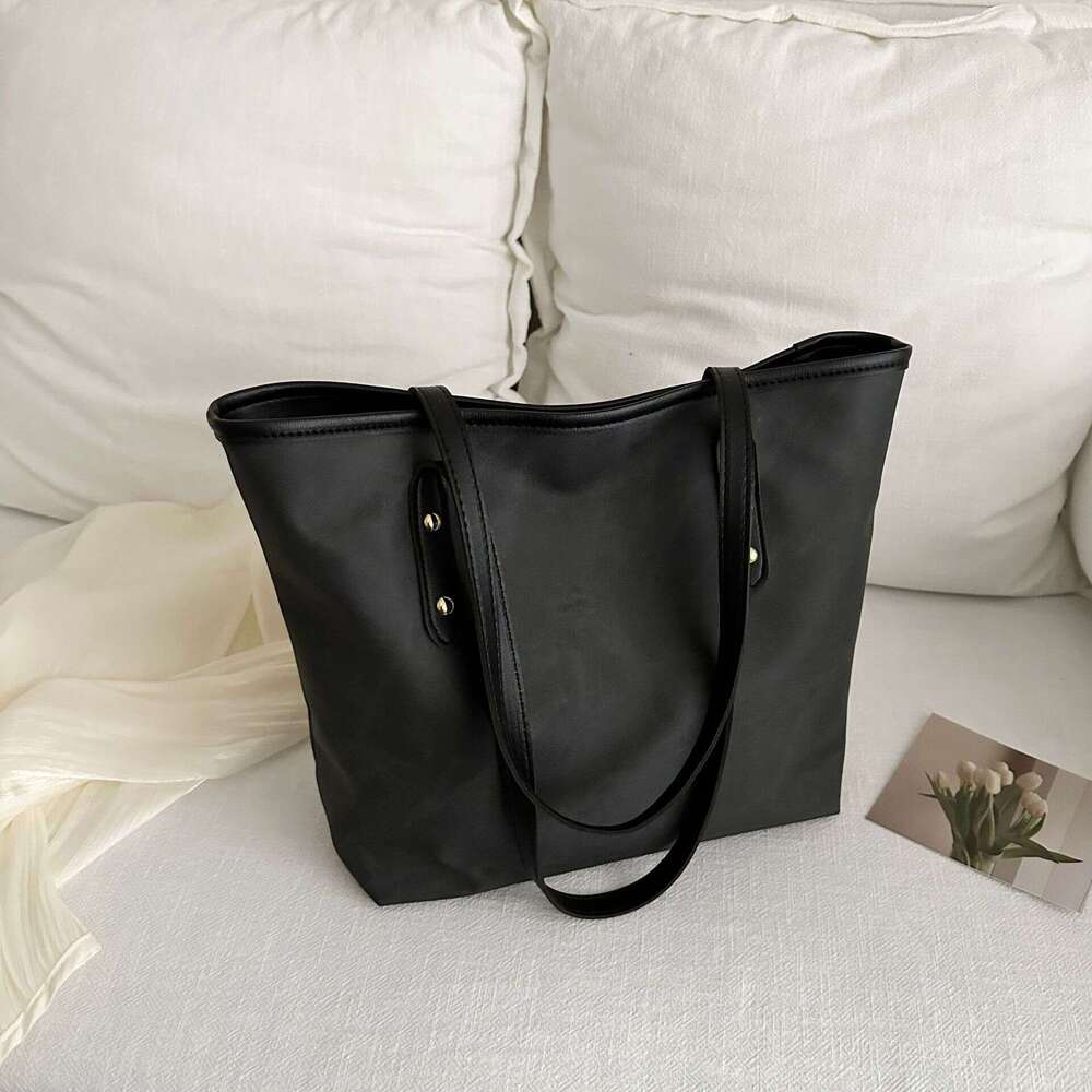 Large capacity women's trendy fashion tote 2024 new niche texture commuting versatile shoulder bag