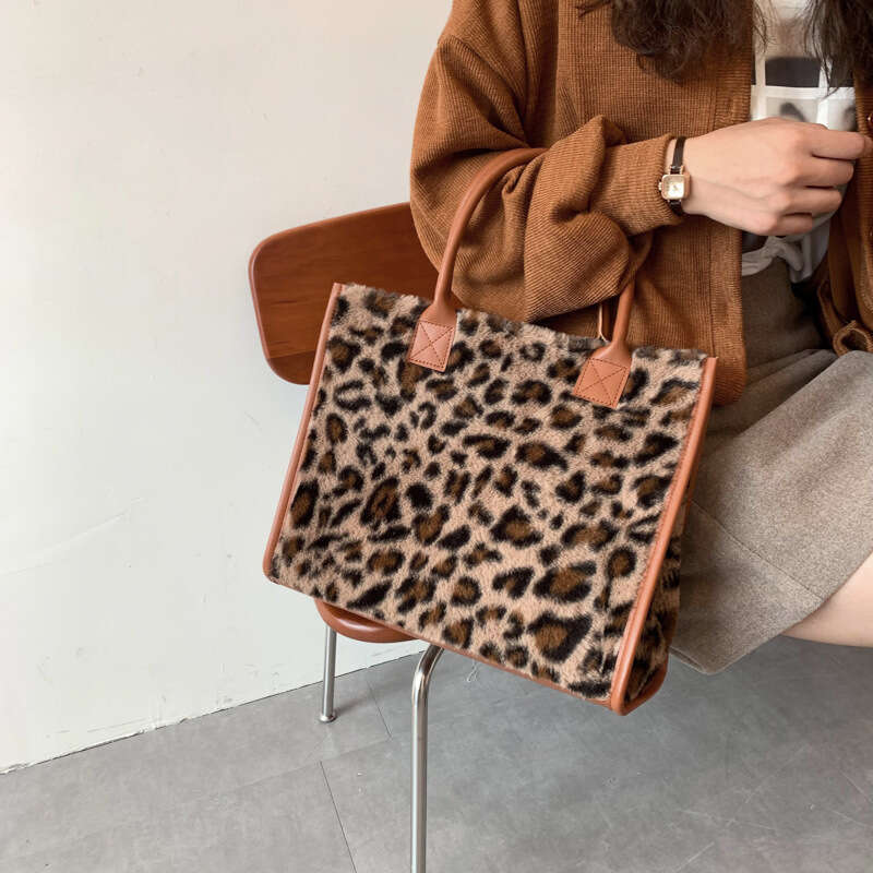 Leopard print women in autumn winter, new trendy and fashionable handbag for commuting, large capacity plush bag