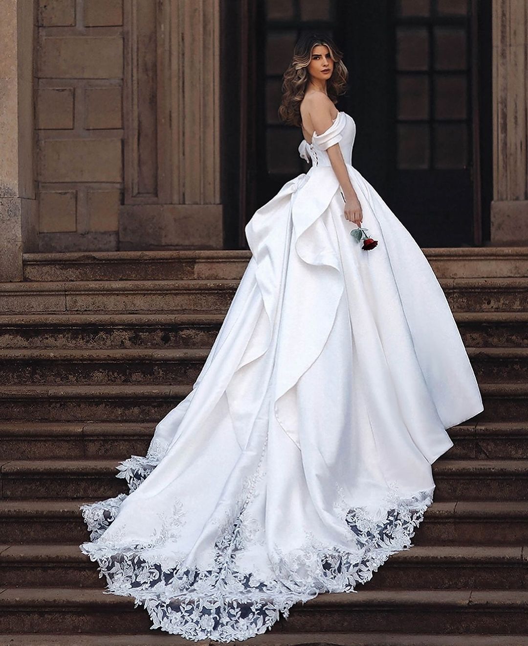 Brilliant Ball Gown Wedding Dresses Strapless Appliques Lace Sweep Train Bridal Gowns Chic Dubai Custom Made Lace-Up Back Vestidos De Novia