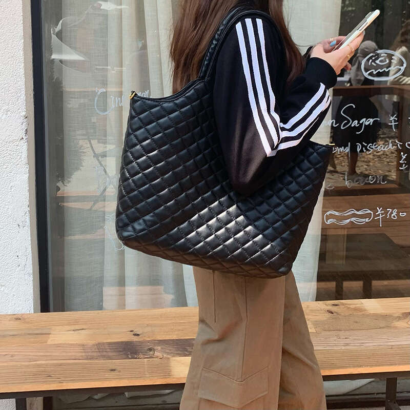 Self made tote bag for women in 2023, new high-capacity and versatile diamond grid black large one shoulder portable crossbody bag, trendy