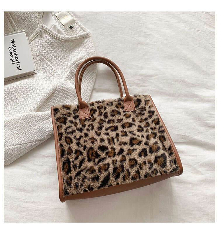 Leopard print women in autumn winter, new trendy and fashionable handbag for commuting, large capacity plush bag