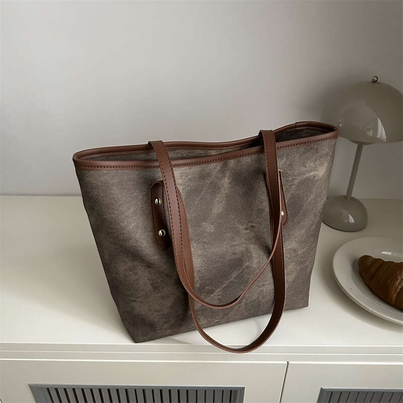 Large capacity women's trendy fashion tote 2024 new niche texture commuting versatile shoulder bag