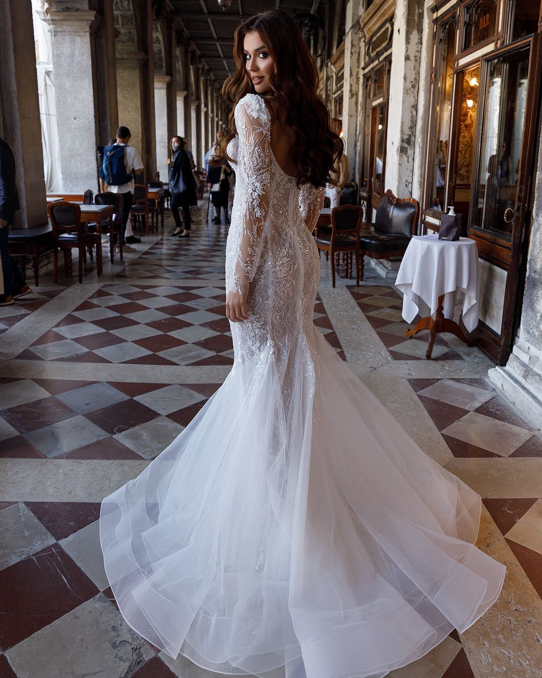 Gorgeous Mermaid Wedding Dresses Strapless Long Sleeve Sequins Appliques Sweep Train Bridal Gowns Chic Dubai Custom Made Sexy Gowns Vestidos De Novia